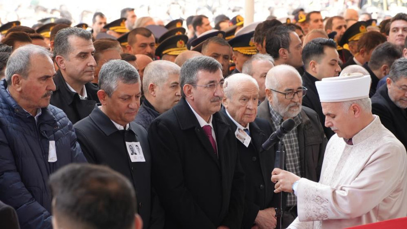 Cenaze töreninde dikkat çeken anlar: Özgür Özel Devlet Bahçeli'ye aracına kadar eşlik etti - Resim : 1