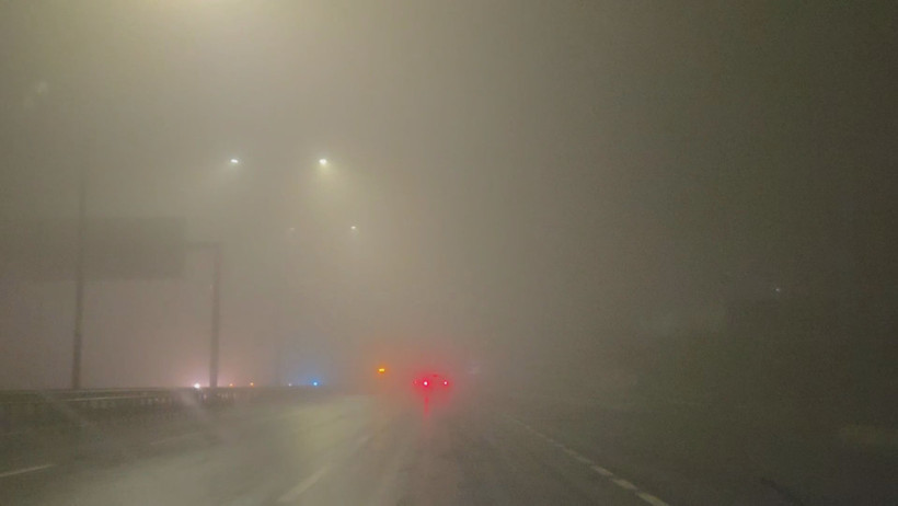 Aydınlatma direğine &ccedil;arpan otomobil ters d&ouml;nd&uuml;: Ekipler seferber oldu - Resim : 1