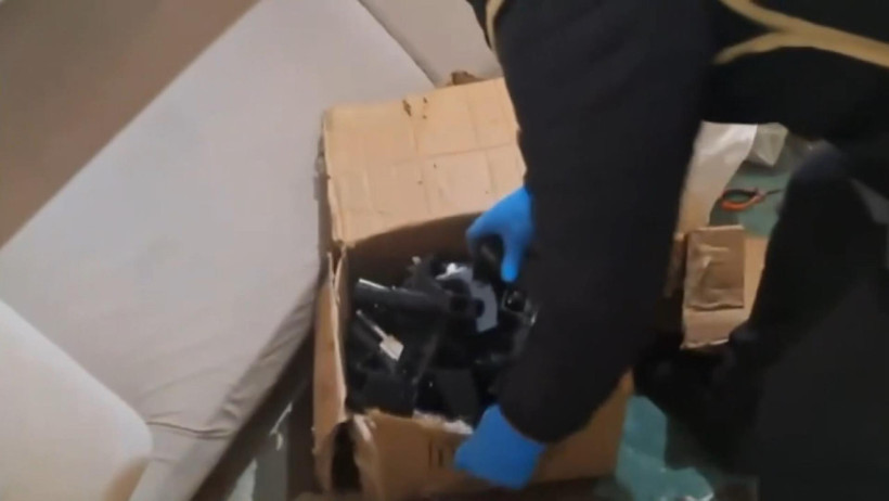 İstanbul polisinden nokta operasyon: Otomobilde &ccedil;ok sayıda silah ele ge&ccedil;irildi - Resim : 4