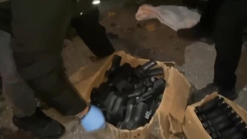 İstanbul polisinden nokta operasyon: Otomobilde &ccedil;ok sayıda silah ele ge&ccedil;irildi - Resim : 2