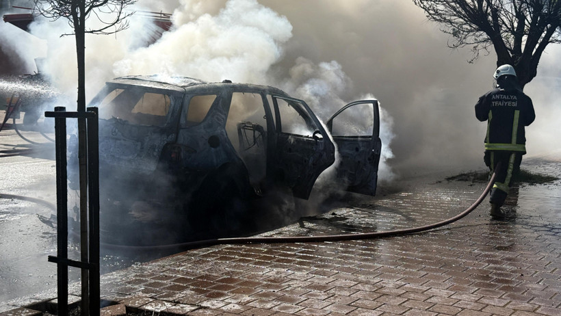 Aracı alev topuna döndü arkasına bile bakmadı: Can dostunu çekip aldı - Resim : 3