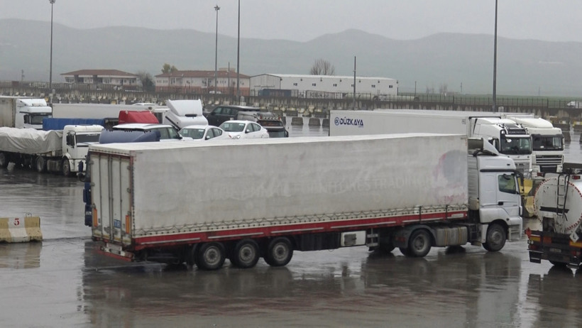 Tansiyon yüksek, trafik kesintisiz: Habur’da çarklar durmuyor - Resim : 6