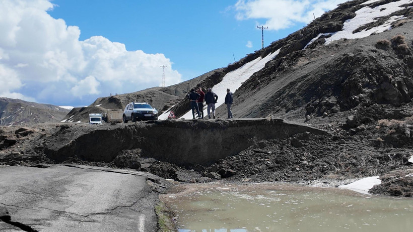 Bingöl’ü sağanak vurdu: Köy yolu çöktü - Resim : 2