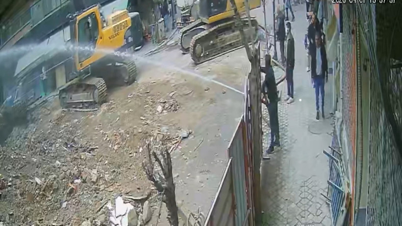 Zeytinburnu’nda yıkım faciası: Küçük kızın başına beton parçası düştü - Resim : 4