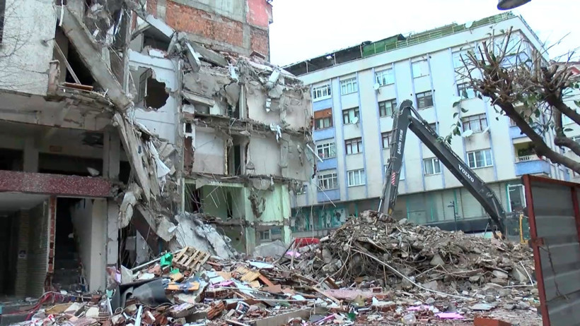Zeytinburnu’nda yıkım faciası: Küçük kızın başına beton parçası düştü - Resim : 2