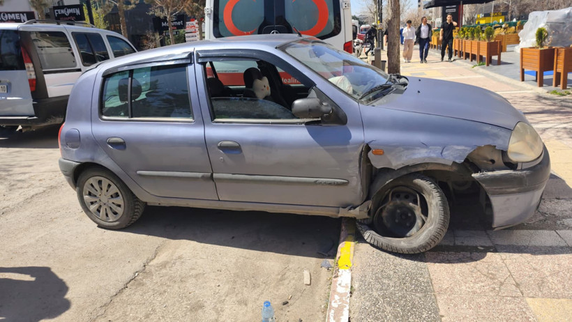 Direksiyon hakimiyetini kaybeden s&uuml;r&uuml;c&uuml; park halindeki ara&ccedil;lara &ccedil;arptı - Resim : 2