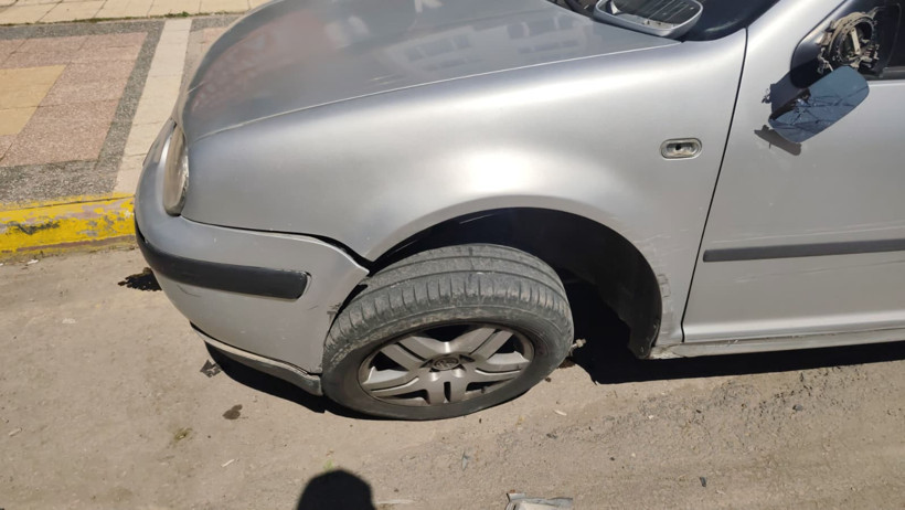 Direksiyon hakimiyetini kaybeden s&uuml;r&uuml;c&uuml; park halindeki ara&ccedil;lara &ccedil;arptı - Resim : 1