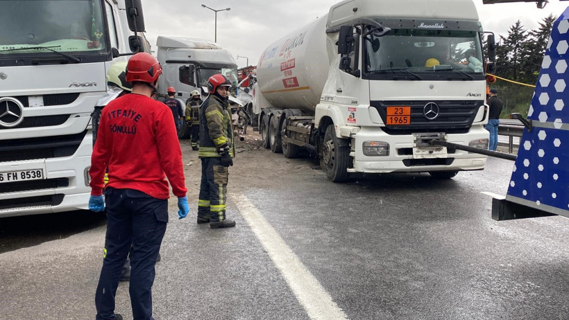 LPG tankeri ve TIR’lar birbirine girdi: Kocaeli'nde otoyol savaş alanına döndü - Resim : 6