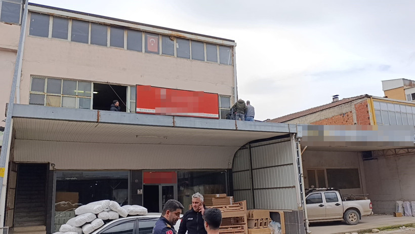 Tamir ve bakım yapan usta felaketi yaşadı: İşyerinin çatısı çöktü - Resim : 1