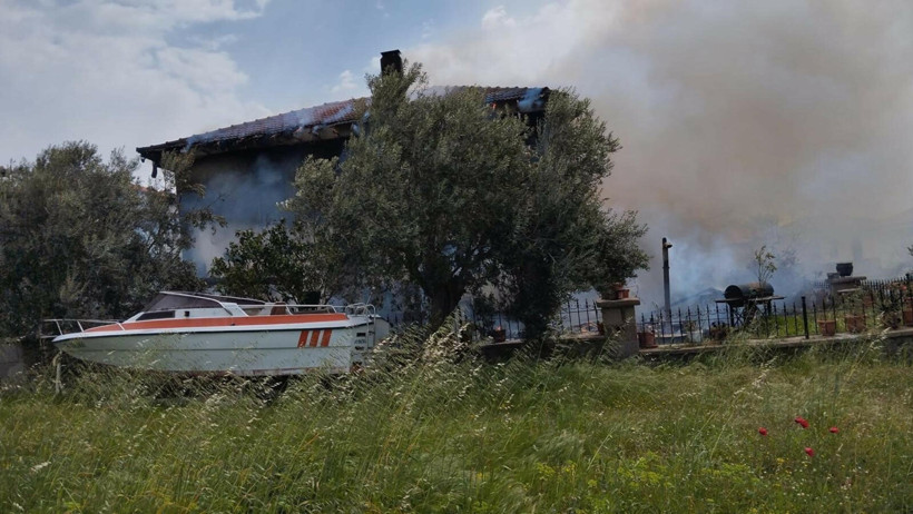 Lüks villa alevlere teslim oldu. Ayvacık'ta tatil beldesinde korkutan yangın - Resim : 2