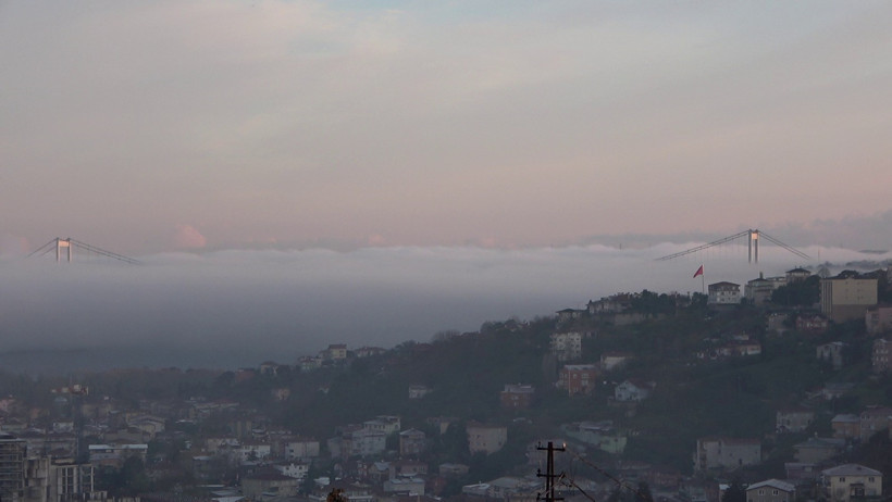 İstanbul’un simgesi sisten kayboldu: Gökyüzü ve deniz birleşti - Resim : 2