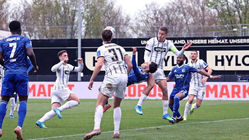 Kenan ile Dzeko'nun yokluğunda 10 kişi Schalke yine kazandı - Resim : 1