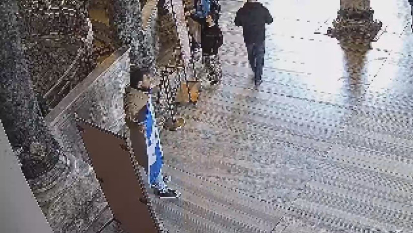 Bayrak açıp video çektiler: Ayasofya’da çirkin eylem - Resim : 1