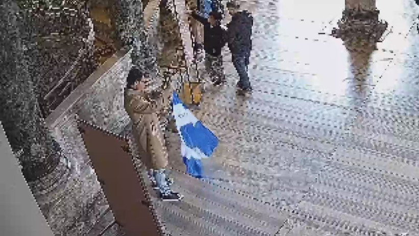 Bayrak açıp video çektiler: Ayasofya’da çirkin eylem - Resim : 2