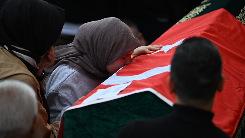 Öldürülen öğretmen ve öğrenciler son yolculuğuna uğurlanıyor - Resim : 10