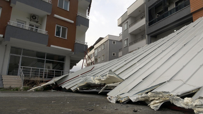 Hatay'da fırtına çatıyı uçurdu: Araçlar enkaz altında kaldı - Resim : 1