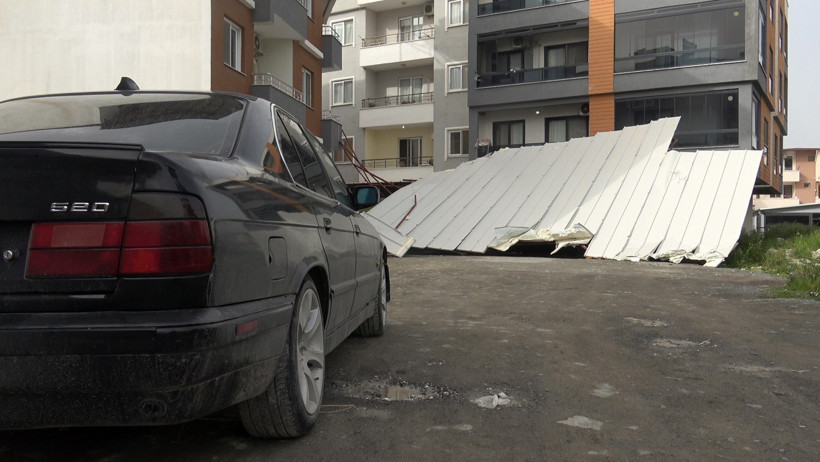 Hatay'da fırtına çatıyı uçurdu: Araçlar enkaz altında kaldı - Resim : 3