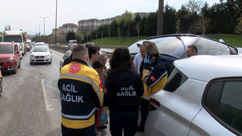 Kartal’da 6 araç birbirine girdi: Zincirleme kaza trafiği felç etti - Resim : 2