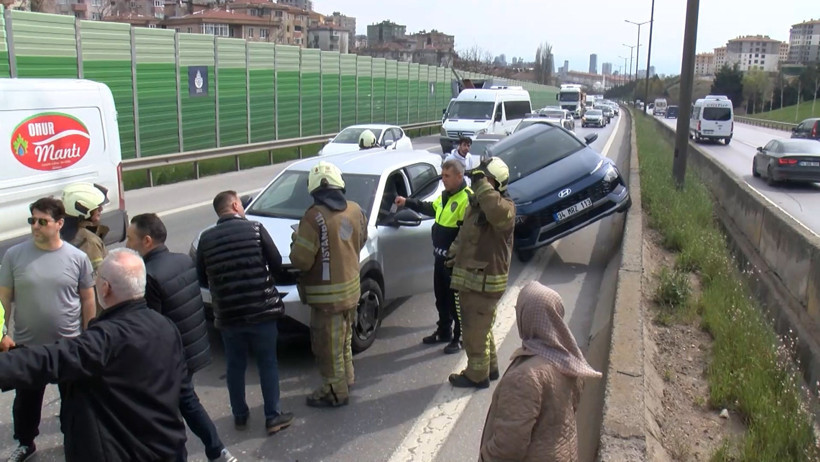 Kartal’da 6 araç birbirine girdi: Zincirleme kaza trafiği felç etti - Resim : 1