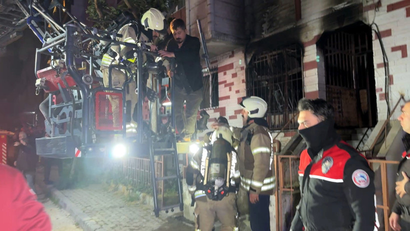 Dairede çıkan yangın kısa sürede binayı sardı: Mahsur kalanlar için ekipler seferber oldu - Resim : 2