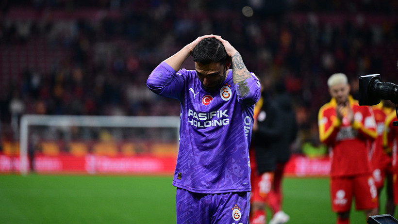 Galatasaray taraftarının ıslıkladığı Günay sahada gözyaşlarını tutamadı - Resim : 1