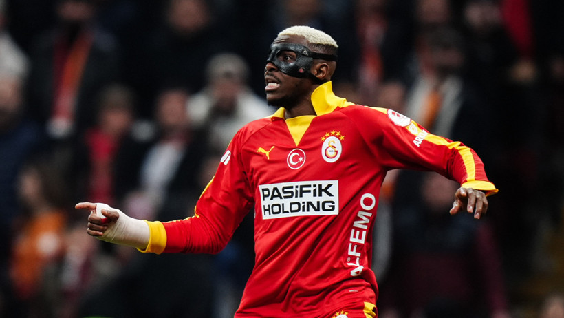 Maç sonu hakemin üzerine yürüyen Osimhen kart gördü - Resim : 2