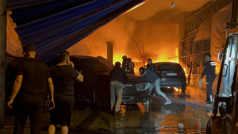 Tamirhanede çıkan yangın yan dükkanlara sıçradı: 5 araç küle döndü - Resim : 1