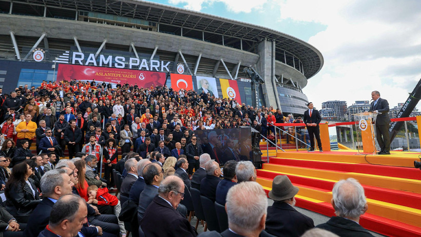 Galatasaray'ın temel atma t&ouml;reninde Bakan Bak'tan b&uuml;y&uuml;k gaf: 'Şampiyon Cimbom' - Resim : 1