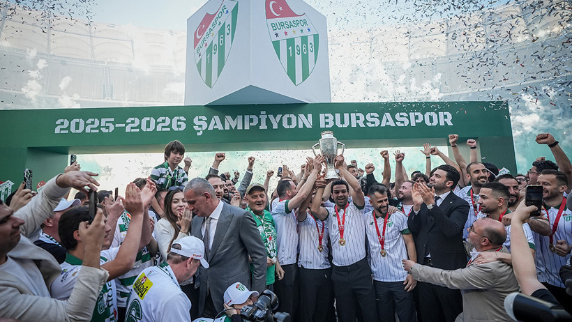 Bursaspor şampiyonluk kupasını kaldırdı - Resim : 2