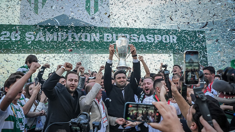 Bursaspor şampiyonluk kupasını kaldırdı - Resim : 1