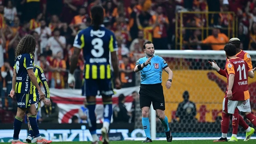 Galatasaray-Fenerbahçe derbisinde 12 kart çıktı: 5 futbolcu cezalı duruma düştü - Resim : 1