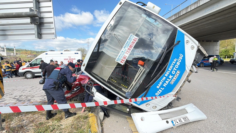 Öğrencileri taşıyan otobüs devrildi: 46 yaralı - Resim : 2