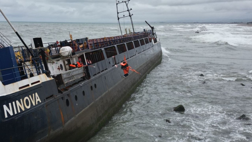 Kamerun bayraklı NINOVA gemisi Karasu'da karaya oturdu, 8 mürettebat kurtarıldı — image 4