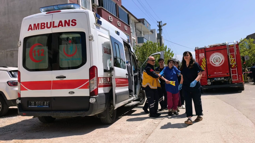 Anne ile kızını komşular kurtardı: Saç kurutma makinesi patladı alev aldı - Resim : 1