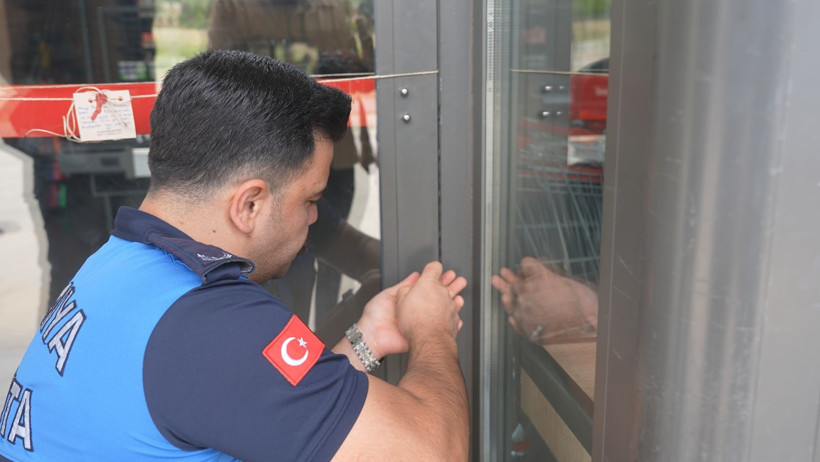 Zincir markette mide bulandıran görüntü: Tarihi geçmiş tavuk satan market mühürlendi - Resim : 1