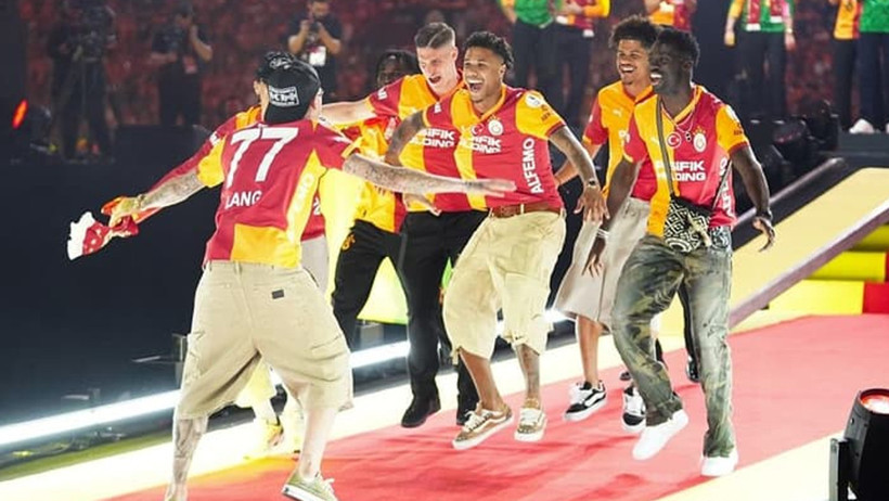 Galatasaray şampiyonluk kupasını kaldırdı - Resim : 1