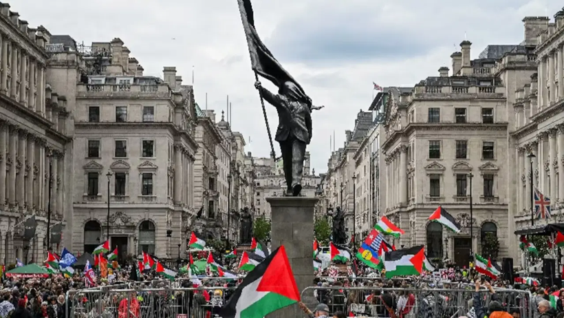 Londra’da iki ayrı protesto: On binlerce kişi sokaklara döküldü - Resim : 1