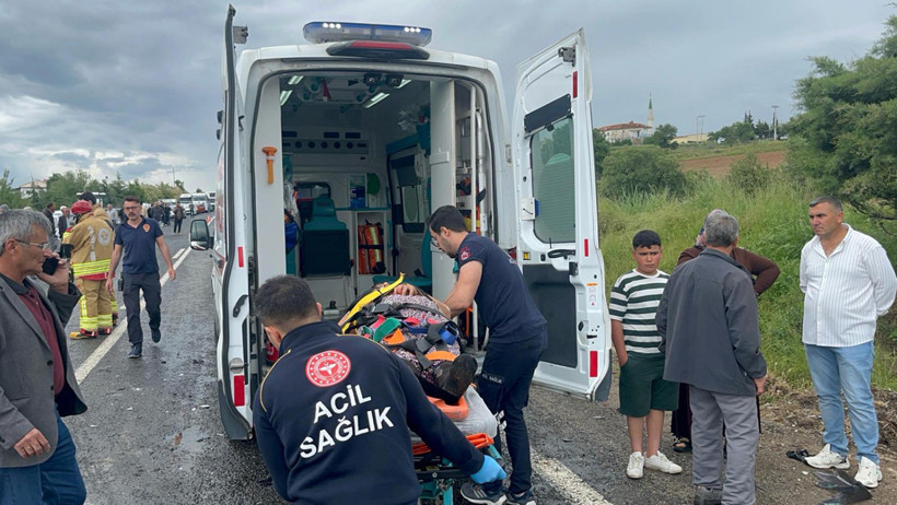 Peş peşe çarptılar: Manisa'da katliam gibi kaza: 8 yaralı - Resim : 1