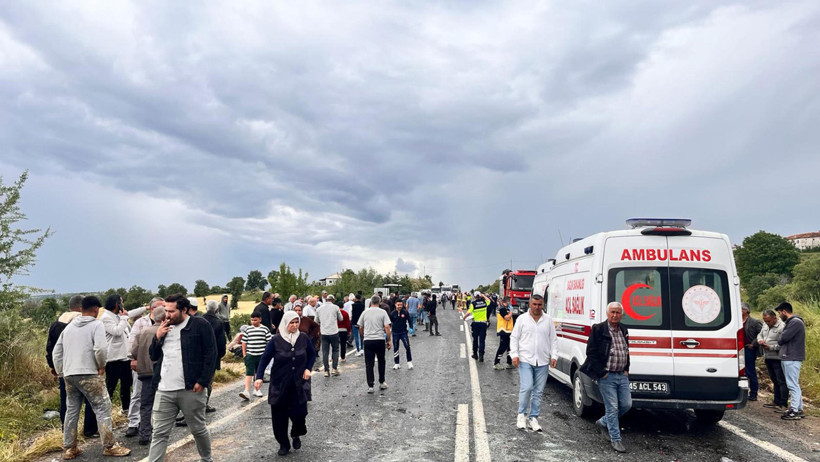 Peş peşe çarptılar: Manisa'da katliam gibi kaza: 8 yaralı - Resim : 2