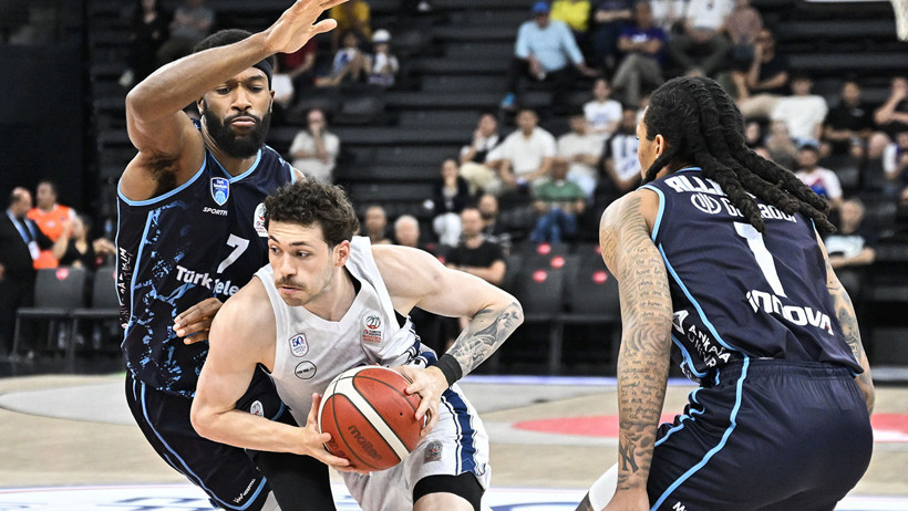 Anadolu Efes Türk Telekom’u 86-75 mağlup ederek seride öne geçti - Resim : 1