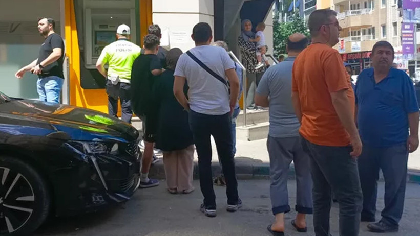 ATM önünde para çekmek isteyenler mağdur oldu - Resim : 1