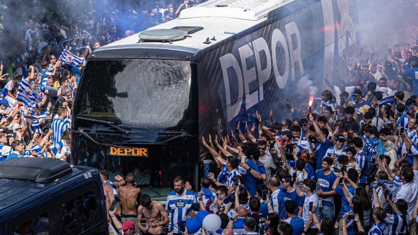 'Los Turcos' 8 yıl sonra La Liga'ya dönüşünü kutladı: Taraftarlar sahaya atladı - Resim : 2