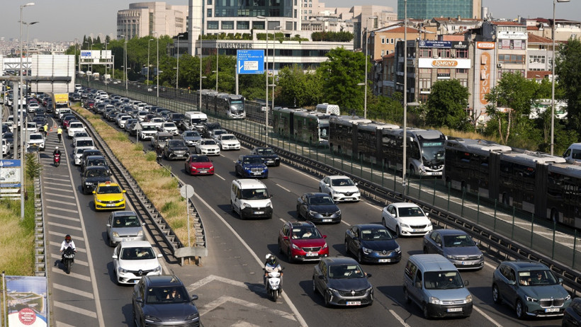 İstanbul’da bayram sonrası ilk iş gününde trafik çilesi - Resim : 1