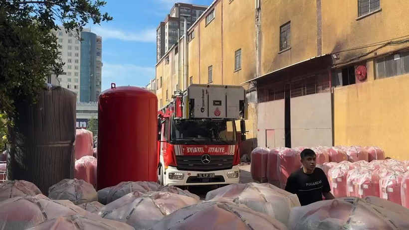 Esenyur’ta dumanlar gökyüzünü kapladı: Fabrika alevlere teslim oldu - Resim : 1