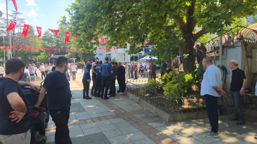Tam bıçağı çekecekken: Sivil polisler havaya ateş açarak dehşeti önledi - Resim : 1