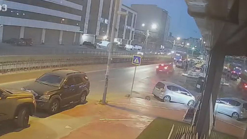 Kaza sonrası arkasına bile bakmadan farklı yönlere kaçtılar: Kamera anbean kaydetti - Resim : 2