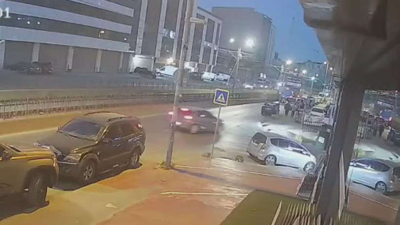 Kaza sonrası arkasına bile bakmadan farklı yönlere kaçtılar: Kamera anbean kaydetti - Resim : 1