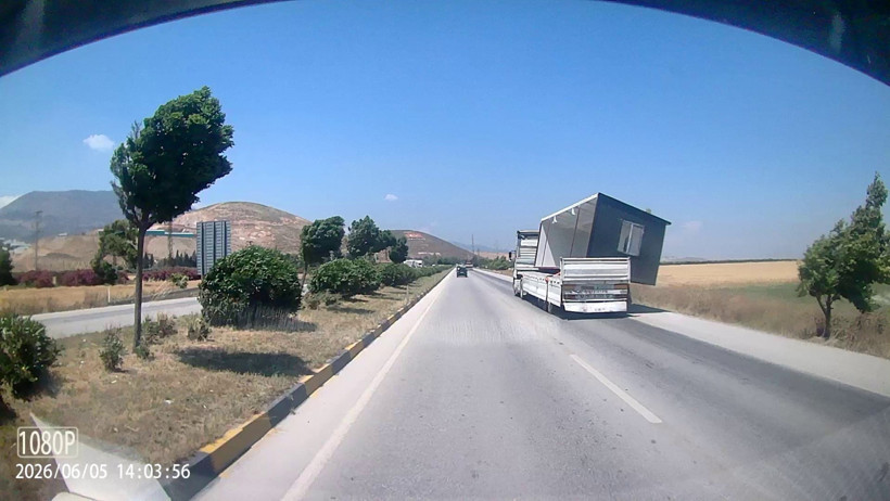 Fırtına konteyneri işte böyle uçurdu - Resim : 1