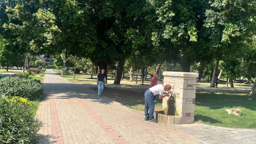 Adana’da sıcaklık alarmı: 33 dereceyi gören kentte vatandaşlar gölgeye kaçtı - Resim : 1