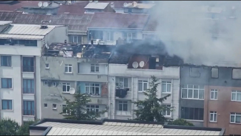 Esenyurt’ta yangın: Alevler çatıdan çatıya sıçradı: Okul tahliye edildi - Resim : 1